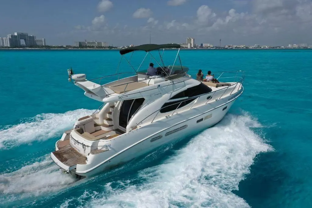 Beach House & Yacht Seaside Sunrise Haven Cancún Vila